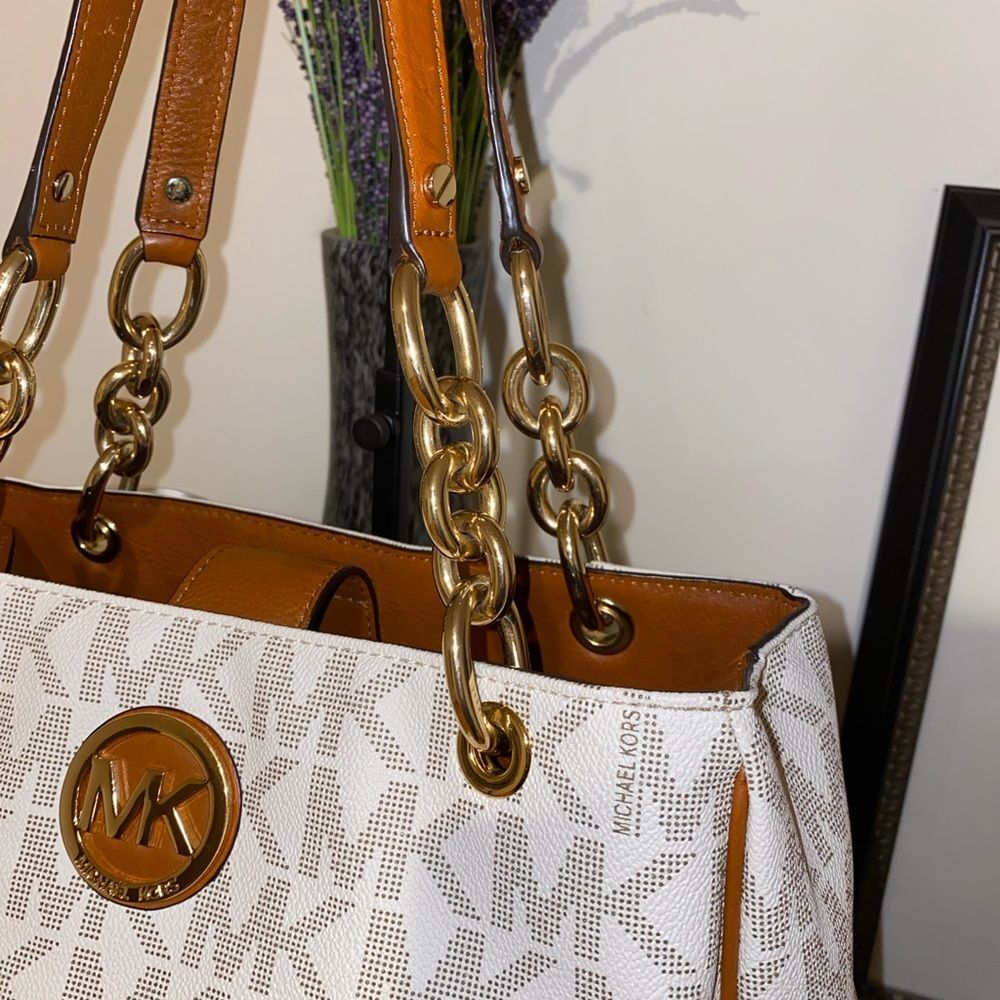 Michael Kors Signature MK Vanilla Acorn Fulton Chain Leather Tote - Picture 4 of 15